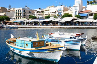 Balıkçı tekneleri ve iç liman, Agios Nikolaos, Crete.