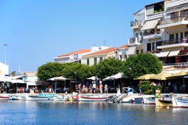 Balıkçı tekneleri ve iç liman, Agios Nikolaos, Crete.