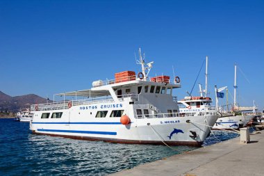Spinalonga ön planda, bir bilet rezervasyon kulübe ile limanda palamarla Agios Nikolaos, Crete tekne gezisi.