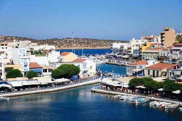 Высокий вид на гавань и город, Агиос Николаос, Крит . — стоковое фото