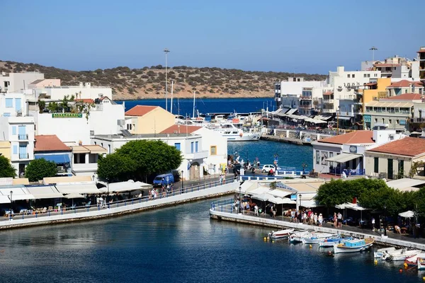 Verhoogde uitzicht op de haven en stad, Agios Nikolaos, Kreta. — Stockfoto