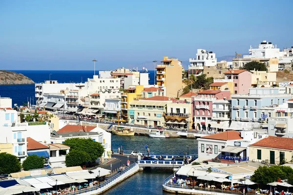 Verhoogde uitzicht op de haven en stad, Agios Nikolaos, Kreta. — Stockfoto