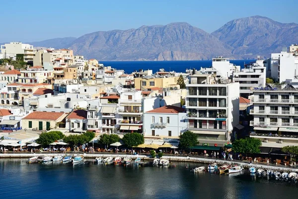 Verhoogde uitzicht op de haven en stad, Agios Nikolaos, Kreta. — Stockfoto