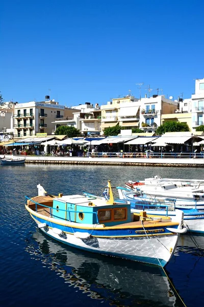 Bateaux de pêche dans le port intérieur, Agios Nikolaos, Crète . — Photo