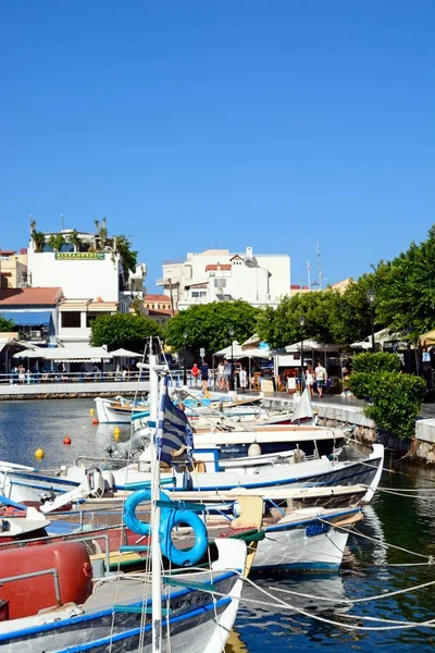 Rybářské lodě v vnitřním přístavu Agios Nikolaos, Kréta. — Stock fotografie