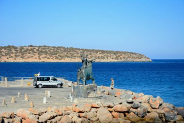 Avrupa'nın bir boğa kenarında sular, Agios Nikolaos, Crete oturan heykeli.