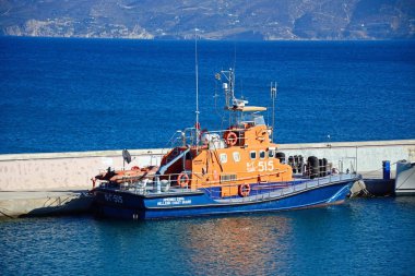 Yunan Sahil Güvenlik botu moored liman, Agios Nikolaos, Crete.