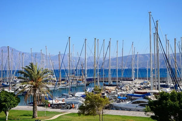 Видом на яхт Марина з гори, у тил, Агіос Ніколаос, Крит. — стокове фото