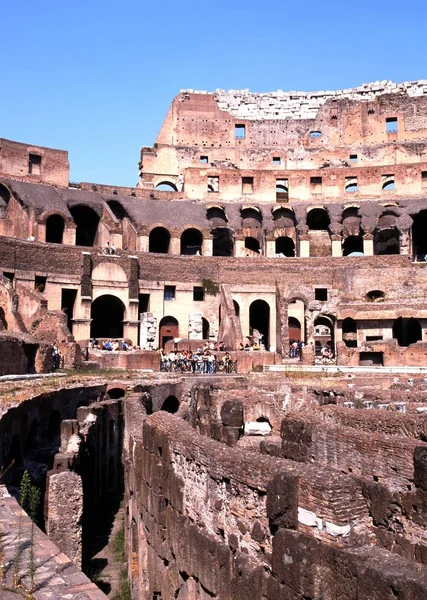 Utsikt över insidan av Roman Colosseum visar de underjordiska kammarna, Rom, Italien. — Stockfoto