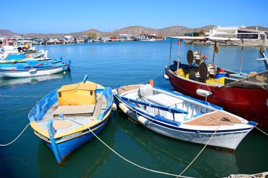 Liman, Elounda, Girit'te geleneksel balıkçı tekneleri.