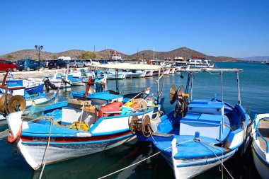 Geleneksel Yunan balıkçı tekneleri limanda, Elounda, Crete demirleyen.