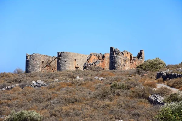 Ruínas de moinho de vento em uma encosta perto de Elounda, Creta . — Fotografia de Stock