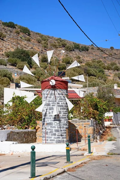Pequeño molino de viento de piedra a lo largo de una calle del pueblo cerca de Elounda, Creta . — Foto de Stock