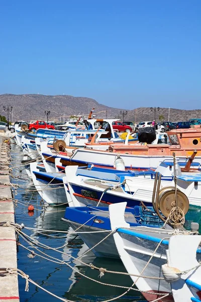 Frontách druhé řadě tradiční rybářské lodě v přístavu, Elounda, Kréta. — Stock fotografie