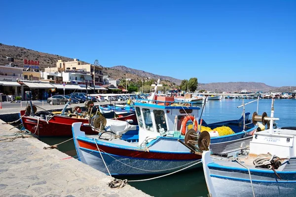 Traditionele vissersboten in de haven, Elounda, Crete. — Stockfoto