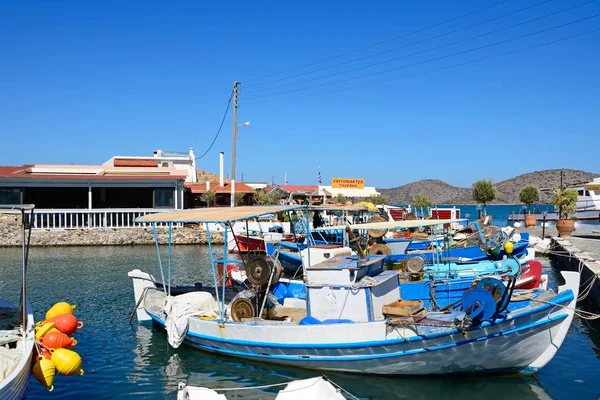 Tradiční rybářské lodě v přístavu, Elounda, Kréta. — Stock fotografie