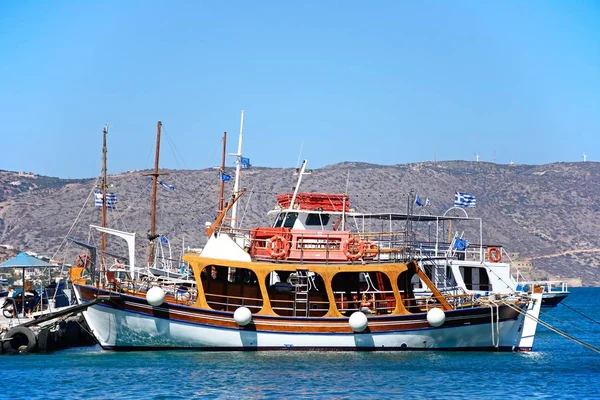 Yachts grecs et bateaux amarrés dans le port, Elounda, Crète . — Photo