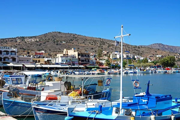 Traditionele vissersboten in de haven, Elounda, Crete. — Stockfoto