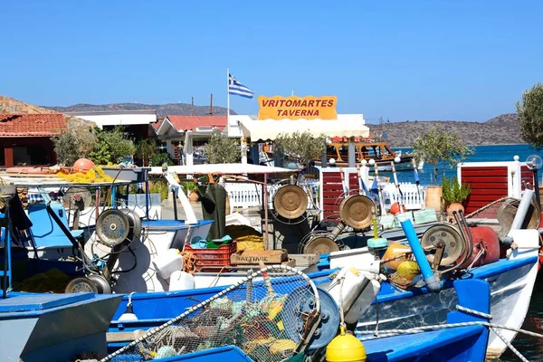 Bateaux de pêche traditionnels dans le port, Elounda, Crète . — Photo