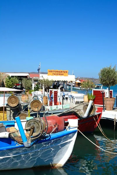 Tradiční rybářské lodě v přístavu, Elounda, Kréta. — Stock fotografie