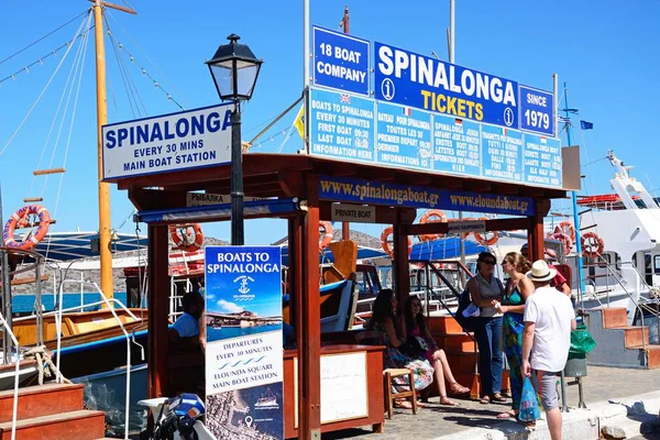 Spinalonga bureau de réservation de voyage avec des bateaux à l'arrière, Elounda, Crète . — Photo