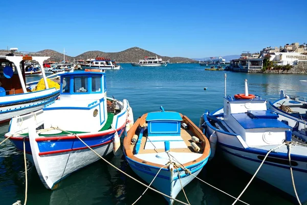 Bateaux de pêche grecs traditionnels amarrés dans le port, Elounda, Crète . — Photo