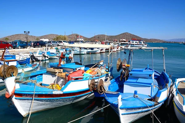 Tradiční řecké rybářské lodě kotvící v přístavu, Elounda, Kréta. — Stock fotografie