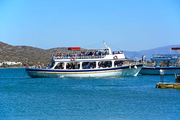 Touristes sur des bateaux d'excursion dans le port, Elounda, Crète . — Photo