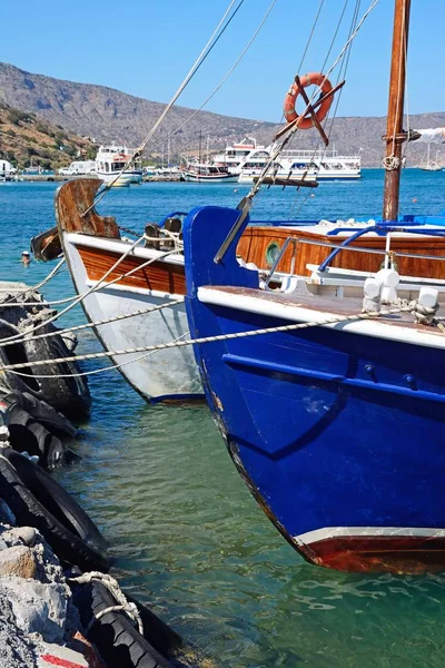 Řecké rybářské lodě kotvící v přístavu, Elounda, Kréta. — Stock fotografie