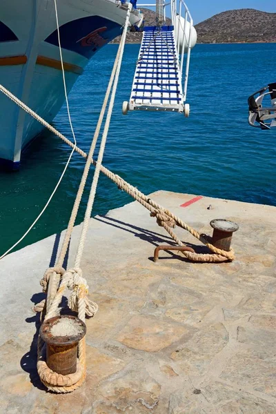 Bootsliegeplätze mit Rampe zum Boot, elounda, concrete. — Stockfoto