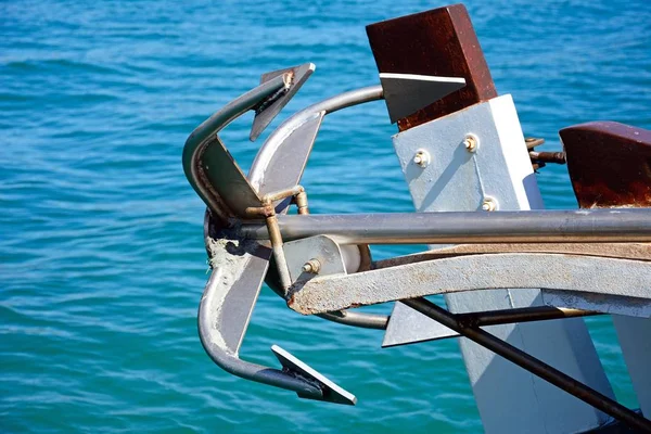 Anker auf der Vorderseite eines Bootes, elounda, Beton. — Stockfoto