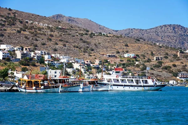 Traditionele Griekse boten aangemeerd in de haven, Elounda, Crete. — Stockfoto