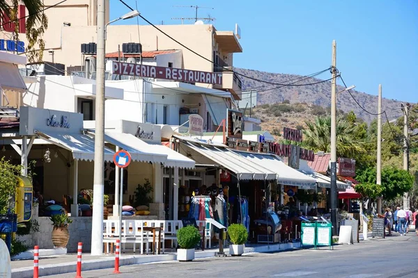 Fila de tiendas de turistas en la zona del puerto, Elounda, Creta . — Foto de Stock