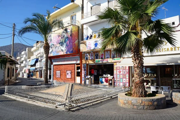 Roma Sarakino çeşme limanda arka, Hersonissos, Girit için turist mağazaları ile birlikte görünümünü.