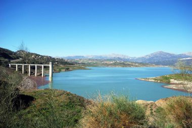 Lake Vinuela görünümü ile dağların arkasına, La Vinuela, İspanya.