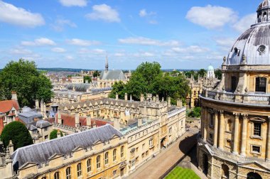 Brasenose College Radcliffe kamera bölümü sağ tarafında, Oxford ile yükseltilmiş görünümü.