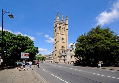 Magdalen College Yüksek Street, Oxford, İngiltere'de boyunca görünümünü.