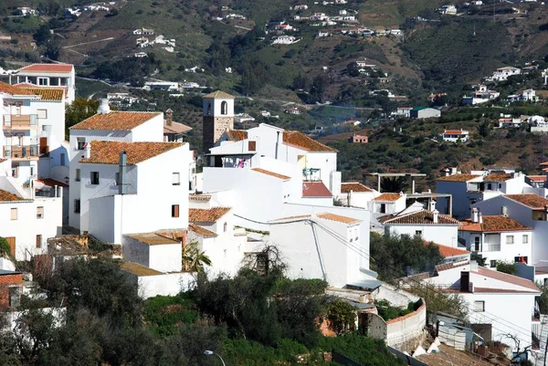 Veduta della città con le montagne sul retro, Corumbela, Spagna . — Foto Stock