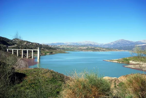 Vista del lago Vinuela con montañas en la parte trasera, La Vinuela, España . — Foto de Stock