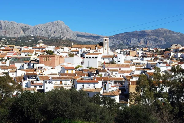 Vista da cidade com montanhas para trás, Rio Gordo, Espanha . — Fotografia de Stock