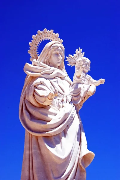 Estátua de mármore branco de uma mulher e criança contra um céu azul, Garrucha, Espanha . — Fotografia de Stock