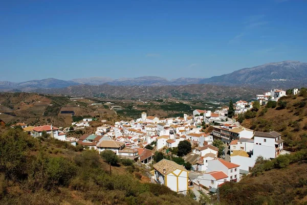 Vista del villaggio imbiancato e della campagna circostante, Iznate, Spagna . — Foto Stock