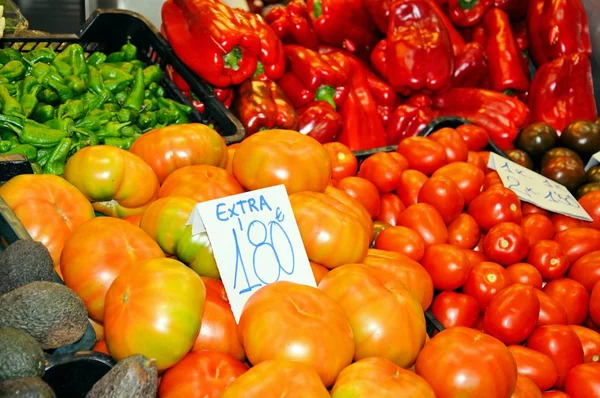 Owoców i warzyw straganie w wewnątrz rynku, Malaga, Hiszpania. — Zdjęcie stockowe