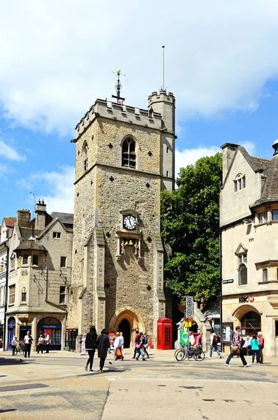 Torre de Carfax na esquina da St. Aldates, Cornmarket Street, High Street and Queen Street, Oxford, Reino Unido . — Fotografia de Stock