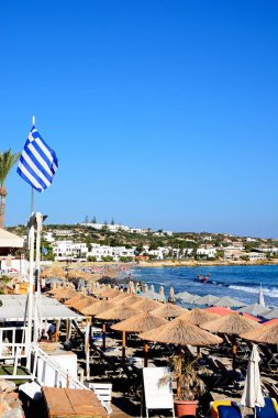 Turist sayısı boyunca kıyı şeridi, Hersonissos, Crete ile sahilde rahatlatıcı.