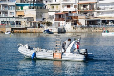 Katı şişme bot ve liman manzaralı sahil restoranlar, Hersonissos, Crete doğru.