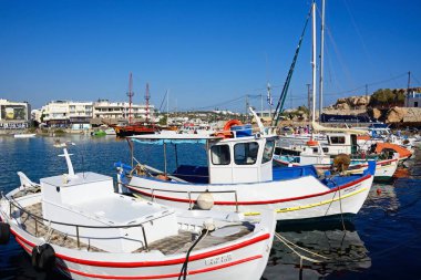 Yunan balıkçı tekneleri limanda, Hersonissos, Crete demirleyen.