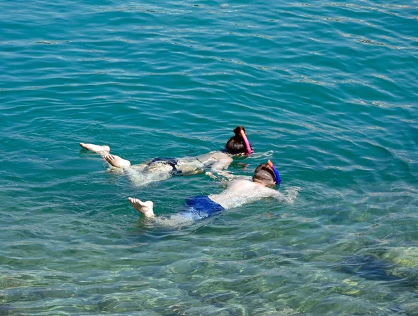 Παιδιά καταδύσεις σε ρηχά νερά το κόλπο, Σίσσι, Κρήτη. — Φωτογραφία Αρχείου