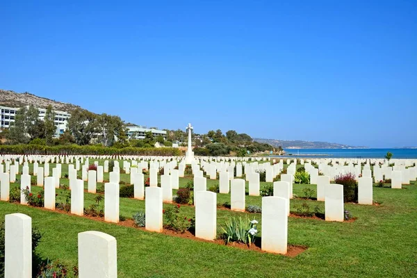 Zobacz Souda Bay alianckich Cmentarz wojenny z Morza Egejskiego do tyłu, Souda Bay, Crete. — Zdjęcie stockowe