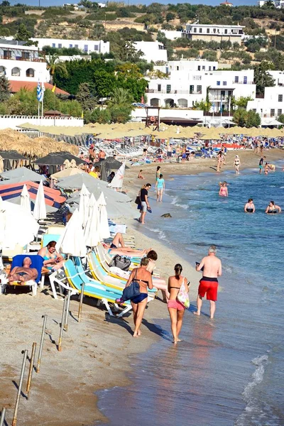 Touristen entspannen sich am Strand mit Blick auf die Küste, hersonissos, Beton. — Stockfoto